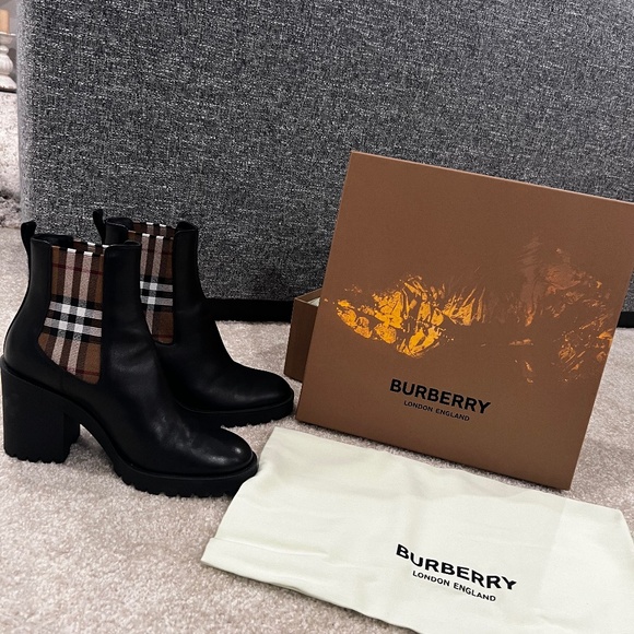 Burberry booties - Picture 1 of 3